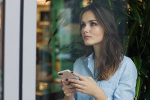 vrouw met smartphone stress